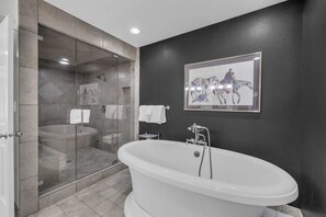 Badewanne, Haartrockner, Handtücher