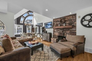 TV, fireplace - Roomy 4BR Townhome - Near Main St w/ Private Hot Tub! (Park City)