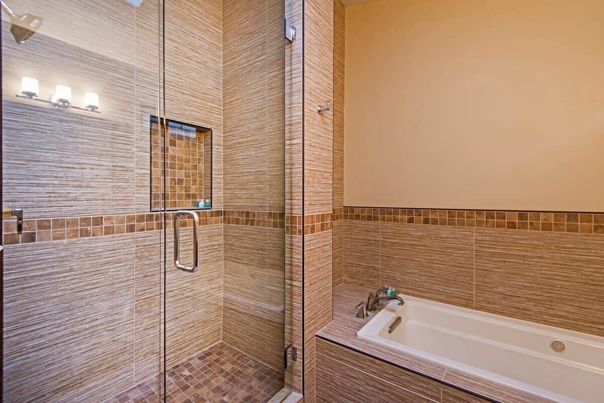 Combined shower/tub, hair dryer, towels