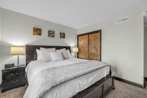 2 quartos, ferros/tábuas de passar roupa, Wi-Fi, roupa de cama