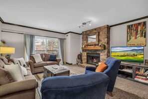 Fernseher, Kamin, Arbeitsbereiche