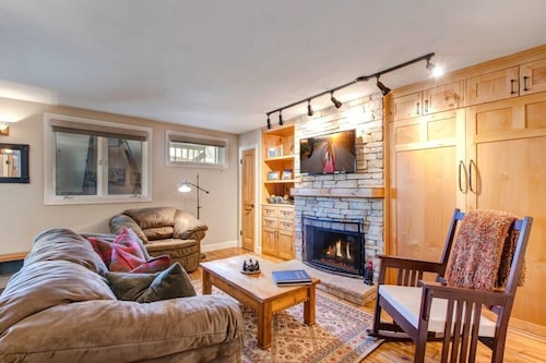 Quaint 2BR Retreat Heart of Town Steps from Lift