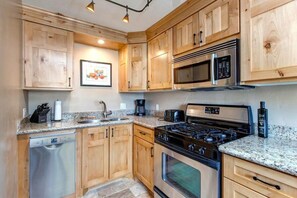 Fridge, microwave, oven, stovetop - Quaint 2BR Retreat Heart of Town Steps from Lift (Park City)