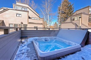 Outdoor spa tub - Lovely 4 BDR w/ Hot Tub - Near Golf & Ski Resort! (Park City)