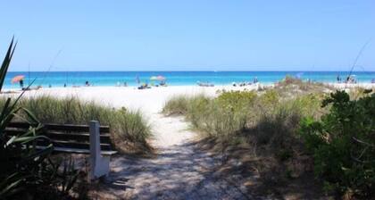 Massive Beach House, 6BR 8BA, Heated Pool, Pickleball, Hot tub, Gym, Sleeps 22
