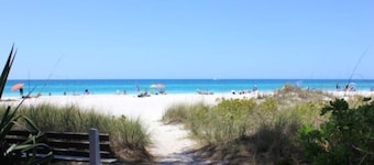 Massive Beach House, 6BR 8BA, Heated Pool, Pickleball, Hot tub, Gym, Sleeps 22