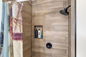 Chuveiro, secador de cabelo, toalhas de banho 
