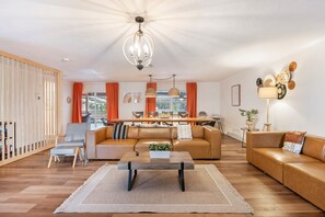 Älytelevisio, takka, pöytätennispöytä, kirjoja