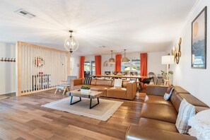 Älytelevisio, takka, pöytätennispöytä, kirjoja