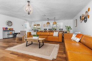 Smart TV, chimenea, tenis de mesa y libros
