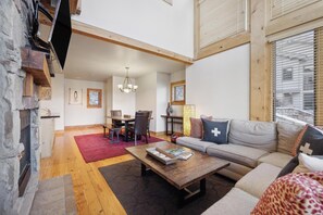 Televisión, chimenea y oficina