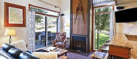 Flachbildfernseher, Kamin, Arbeitsbereiche