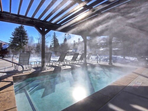 Charming 3 BDR Getaway w/ Views; Walk to Ski Lift!