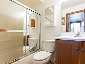 Ensemble douche/baignoire, sèche-cheveux, serviettes fournies