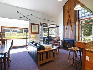 Télévision à écran plat, cheminée, espaces bureaux