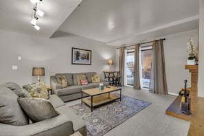 Fernseher, Kamin, DVD-Player, Arbeitsbereiche