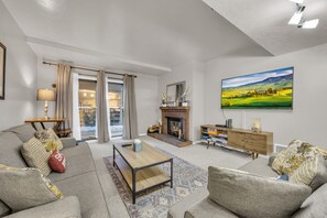 Televisor, llar de foc, reproductor de DVD i oficines 