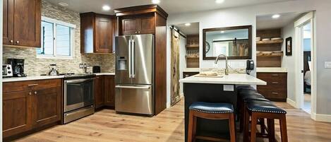 Réfrigérateur, micro-ondes, four, plaque de cuisson