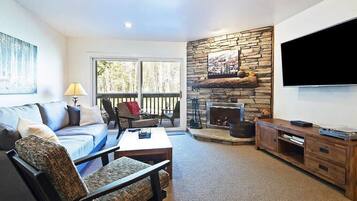 Televisión, chimenea y oficina