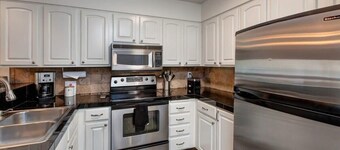 Ski-in/out 2BDR Condo w/ Shared Hot Tub and Views!