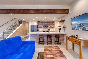 Flatskjerm-TV, peis og kontorer