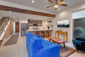 Flatskjerm-TV, peis og kontorer