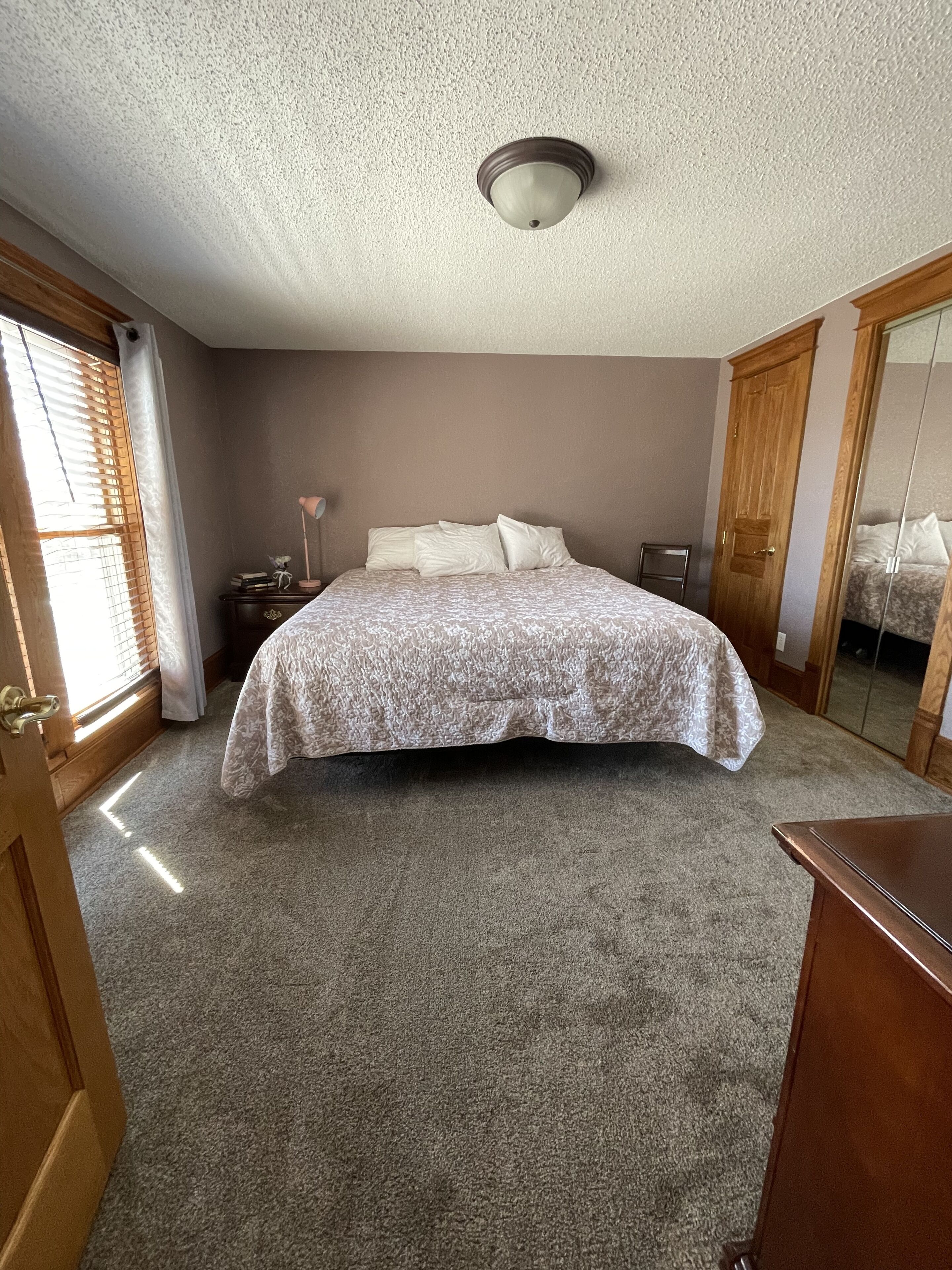 4 quartos, escrivaninha, ferros/tábuas de passar roupa, berço de viagem