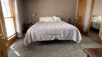 4 quartos, escrivaninha, ferros/tábuas de passar roupa, berço de viagem