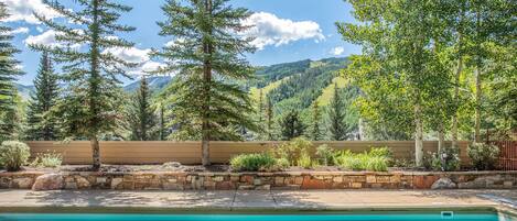 حمّام سباحة مُدفَّأ