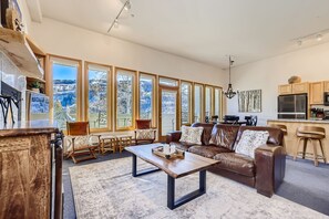 Relax in a spacious living area with a panoramic view of the surrounding mountains.