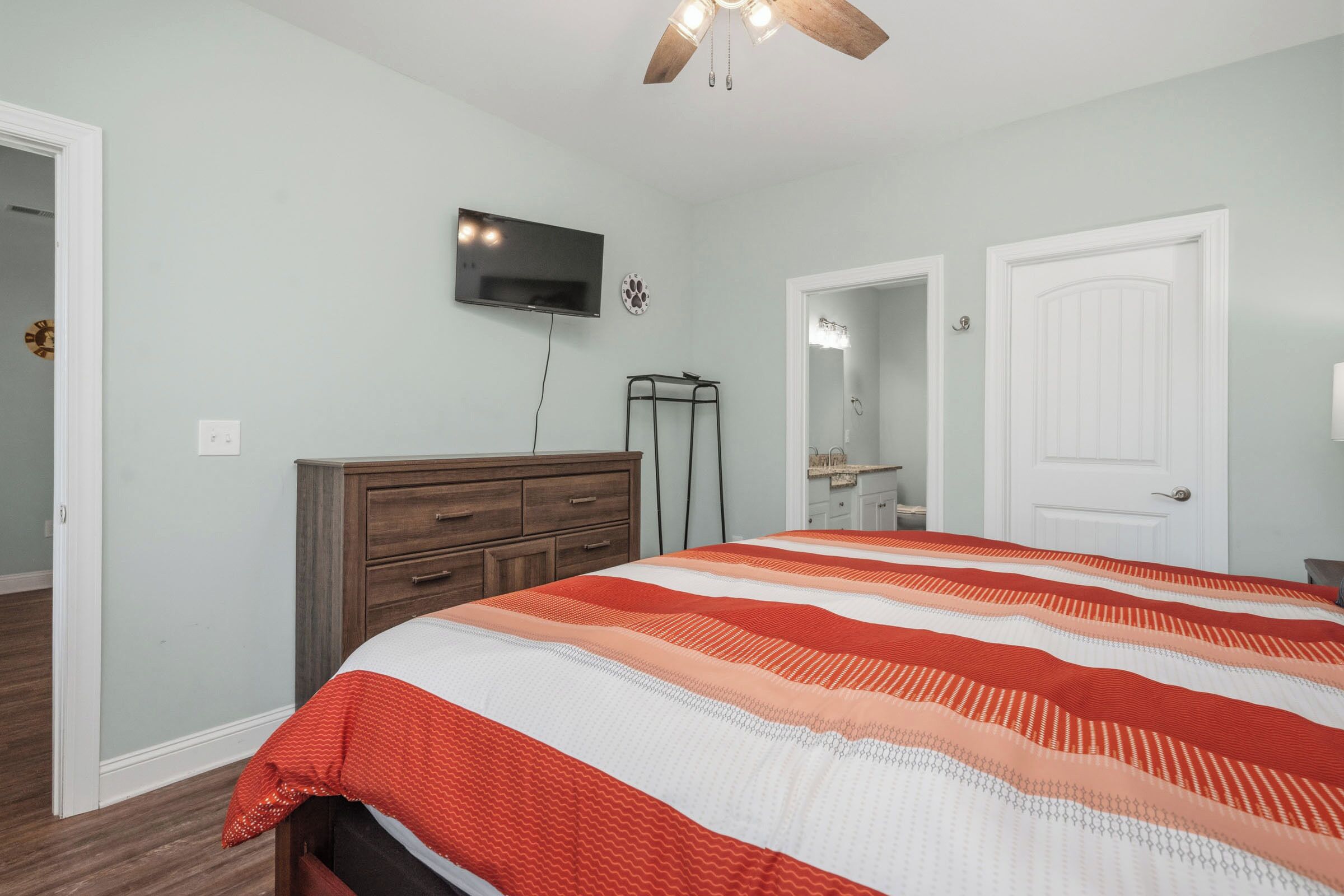 4 bedrooms, iron/ironing board, Internet, bed sheets
