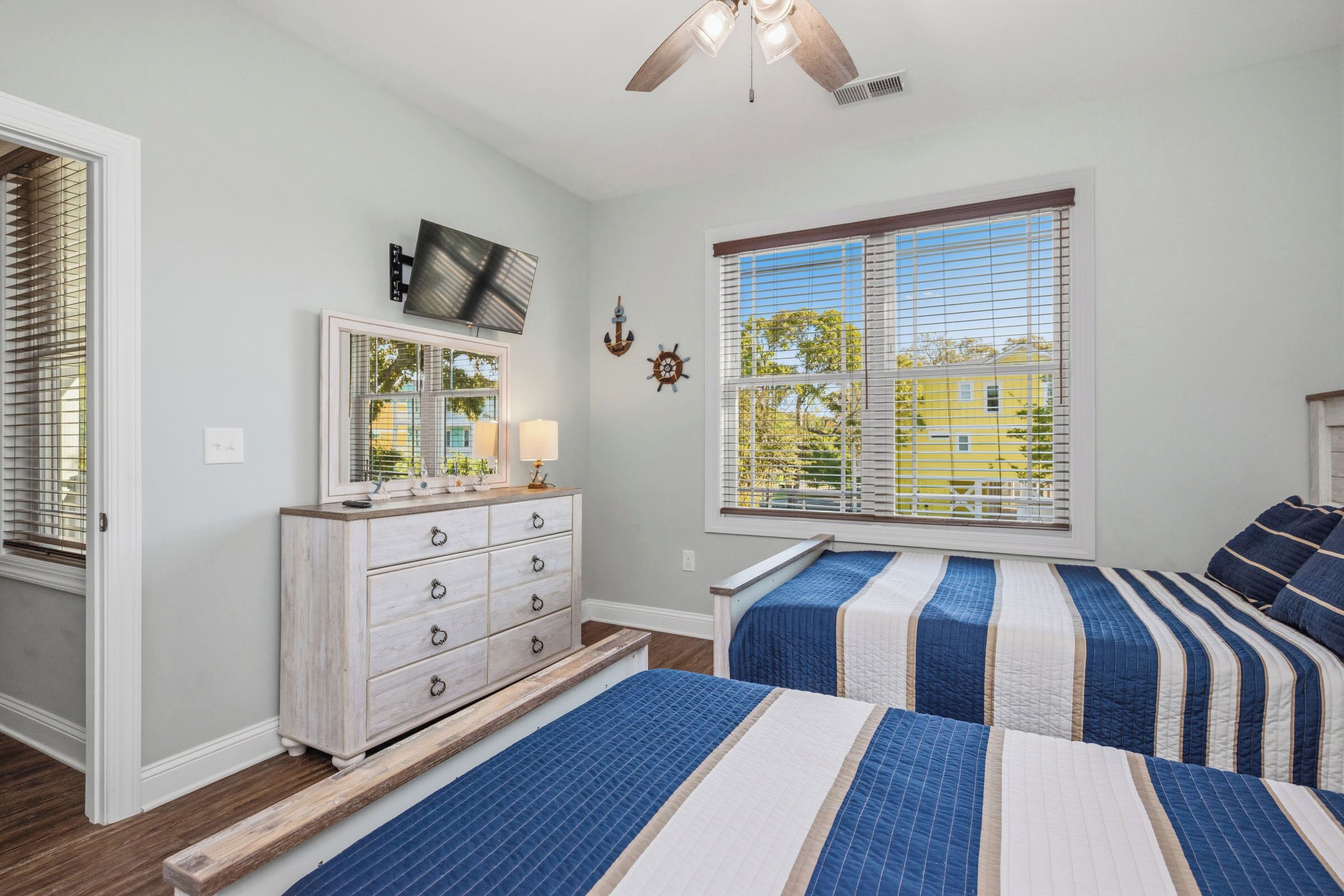 4 bedrooms, iron/ironing board, Internet, bed sheets