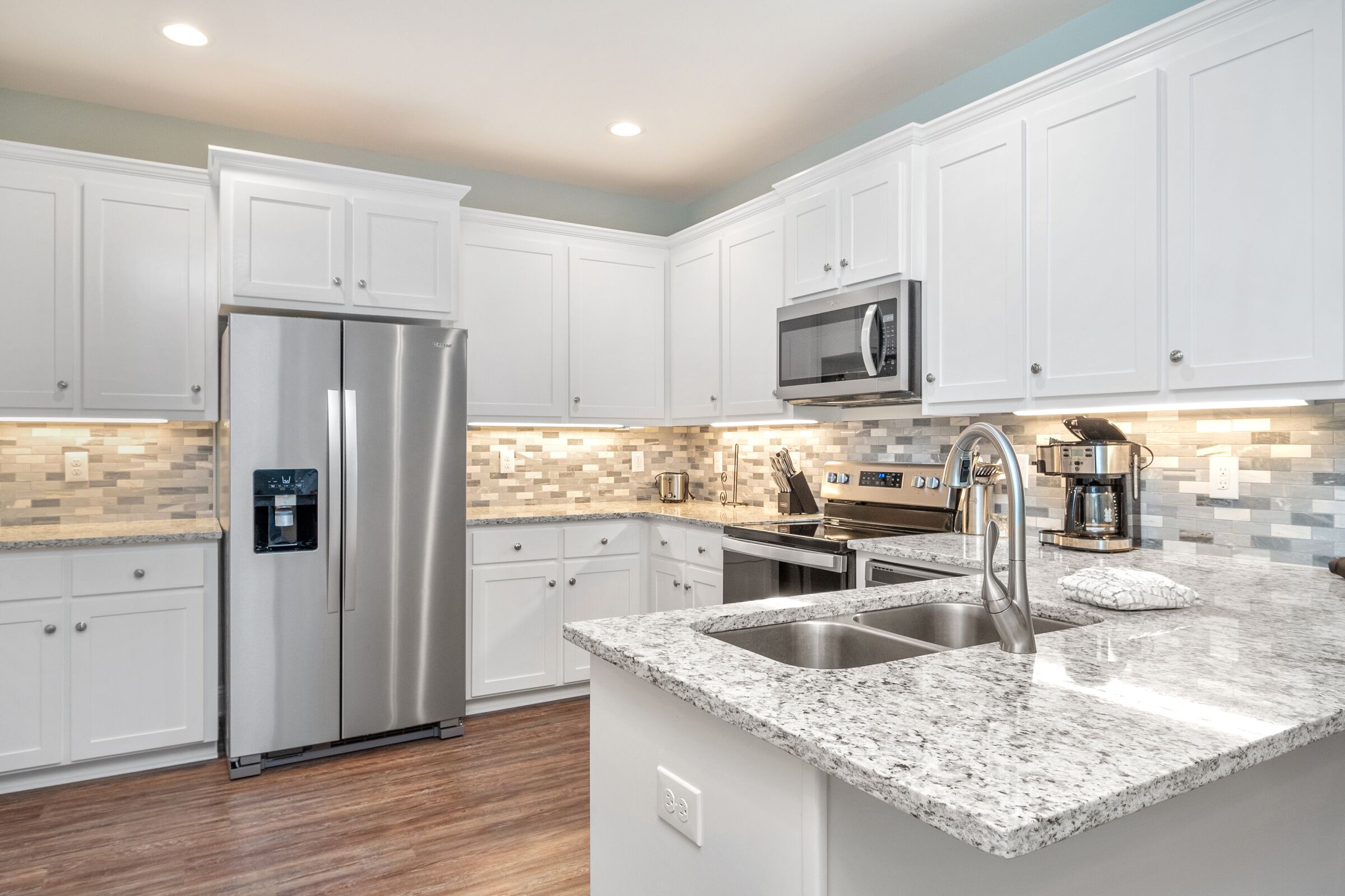 Mikroaaltouuni, uuni, astianpesukone, kahvin-/teenkeitin