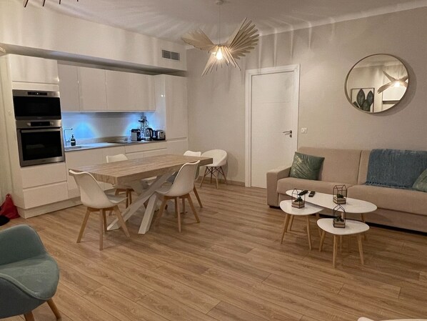 Un espacio habitable moderno con cocina, comedor y zona de estar.