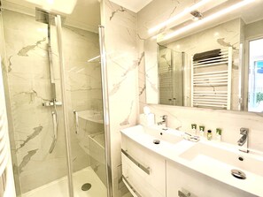 Dusche, Haartrockner, Handtücher, Seife