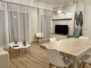 Dining - Bright and Quiet Top-Floor Apartment with Large Terrace — Steps from the Sea (Nice)