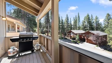 Resortwoning, meerdere bedden, balkon, uitzicht op bergen (Mountain Shadows Chalet) | Terrein van de accommodatie