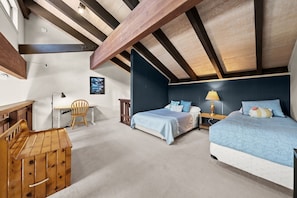 Stadtwohnung, Mehrere Betten, Balkon, Bergblick (Mountain Shadows Chalet) | 3 Schlafzimmer, individuell dekoriert, individuell eingerichtet