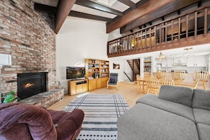 Stadtwohnung, Mehrere Betten, Balkon, Bergblick (Mountain Shadows Chalet) | Wohnbereich | 42-Zoll-Flachbildfernseher mit Digitalempfang, Kamin