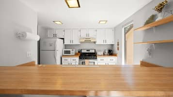 Townhome, Multiple Beds, Balcony, Mountain View (Mountain Shadows Chalet) | Private kitchen | Fridge, microwave, oven, stovetop