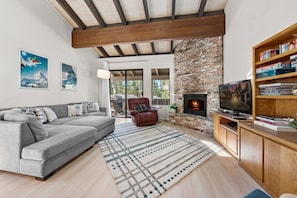 Stadtwohnung, Mehrere Betten, Balkon, Bergblick (Mountain Shadows Chalet) | Wohnbereich | 42-Zoll-Flachbildfernseher mit Digitalempfang, Kamin