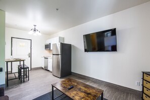 Departamento familiar | Escritorio, espacio para trabajar con laptop y cortinas blackout 