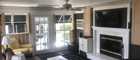 Smart-tv, pejs, bordtennisbord