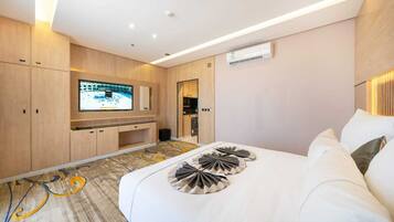 Deluxe Double Room | In-room safe, soundproofing, iron/ironing board, free WiFi