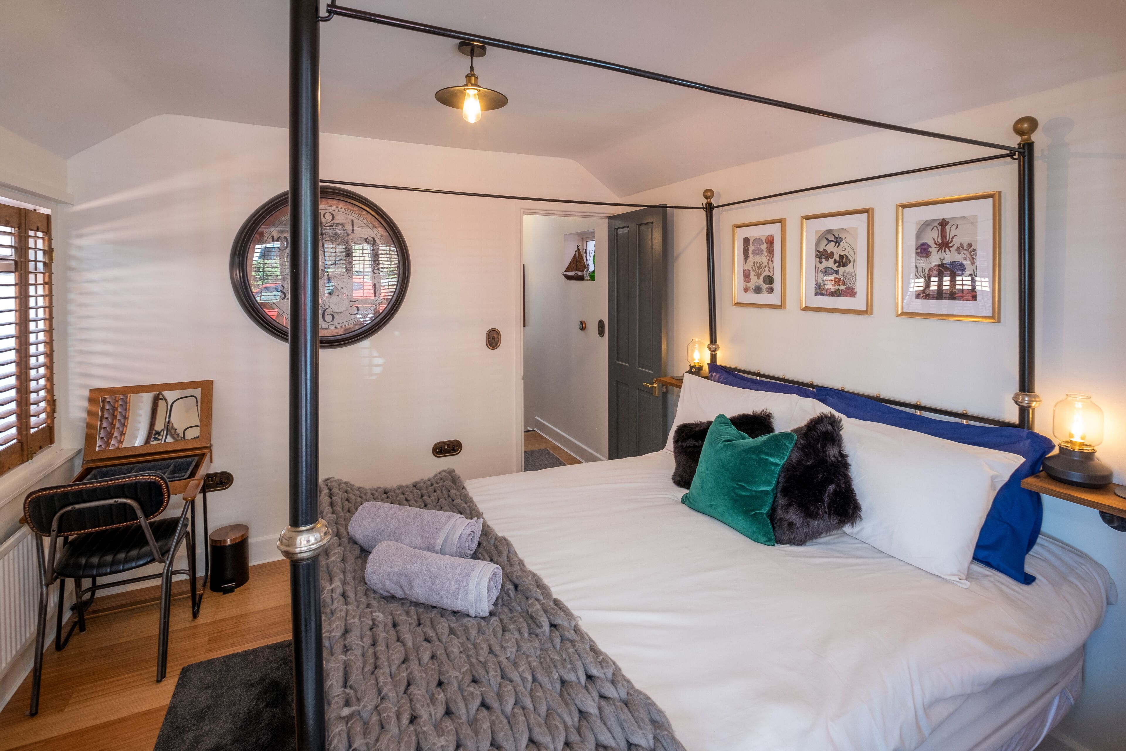 2 室のベッドルーム、デスク、アイロン / アイロン台、WiFi