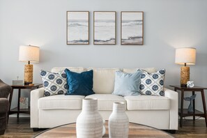 TV - The Oceans 610 - Charming Oceanfront Condo (North Myrtle Beach)