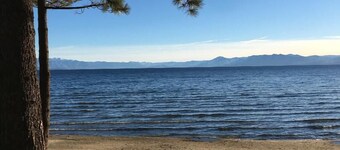 Kings Beach 2 bed townhouse minutes from Lake Tahoe and Northstar