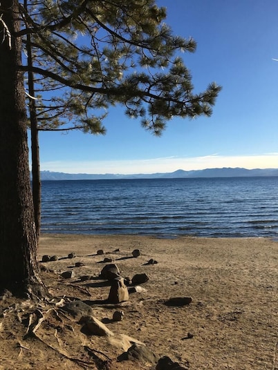 Kings Beach 2 bed townhouse minutes from Lake Tahoe and Northstar