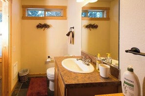 Combined shower/tub, hair dryer, towels