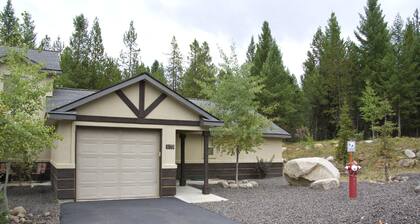 QUIET, WOODED RETREAT WITH PRIVATE HOT TUB IN SECULDED SETTING
